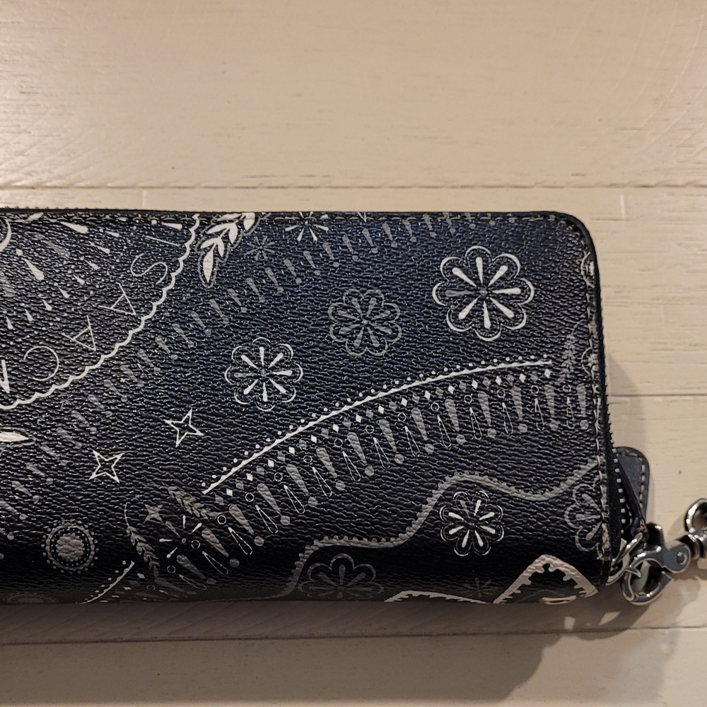 Isaac Mizrahi Black and White Patterned Wallet Wristlet - Picture 9 of 12